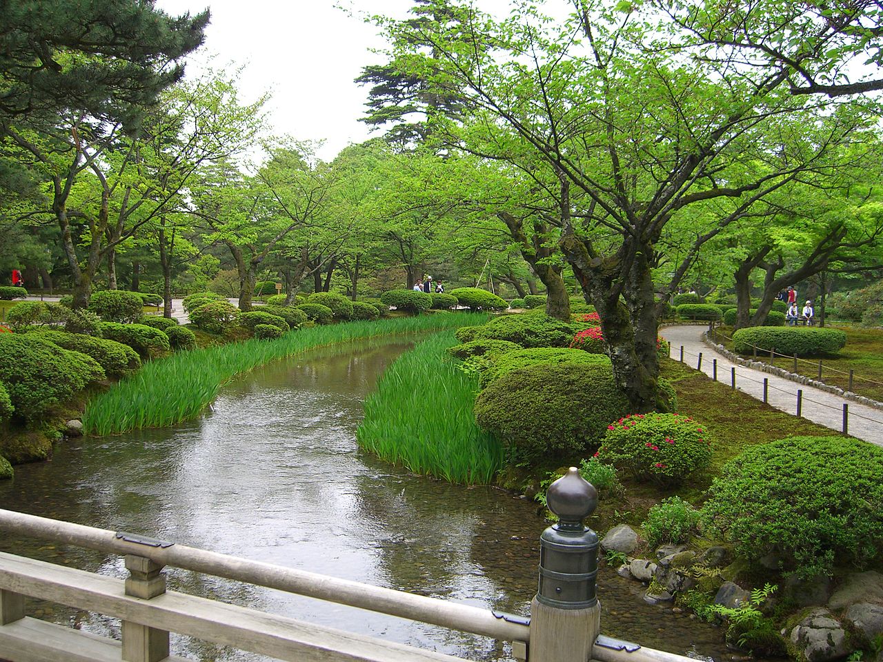 1280px-Kenrokuen_Hanamibashi_in_May.jpg