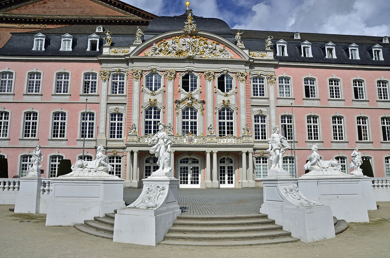 1280px-Kurfürstliches_Palais_in_Trier_(Treppenaufgang).JPG