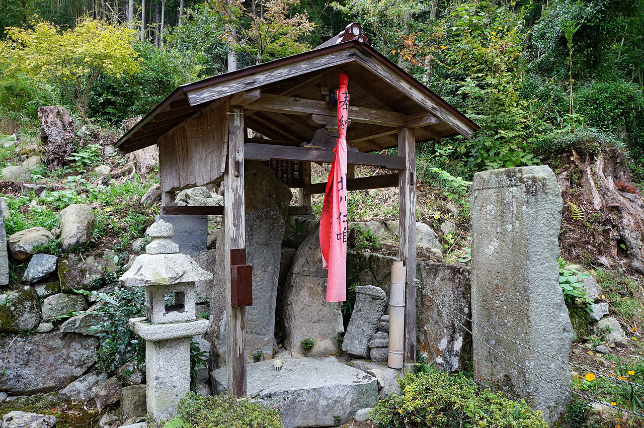 1280px-Kuwanomi-dera_Azuchi_Shiga_pref_Japan02n.jpg
