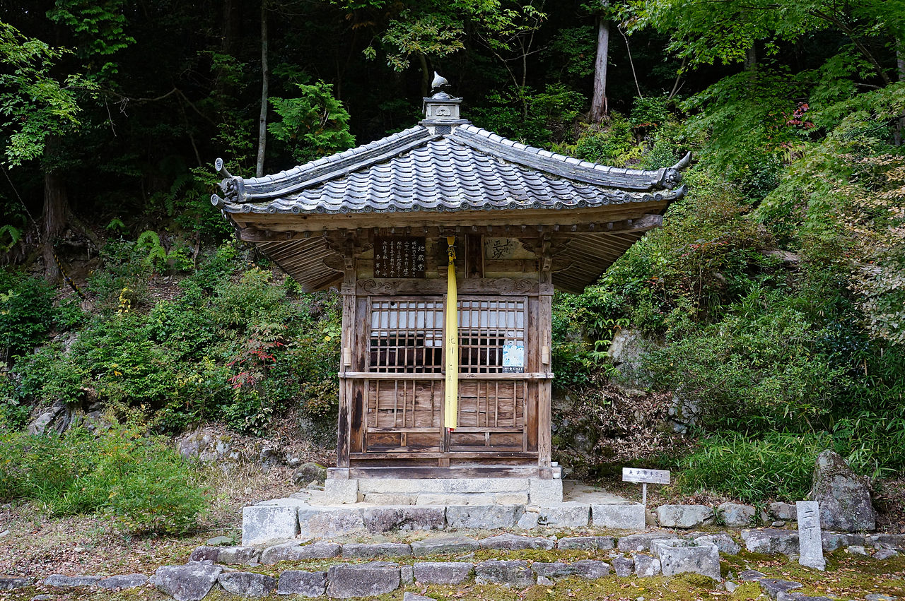 1280px-Kuwanomi-dera_Azuchi_Shiga_pref_Japan08n.jpg