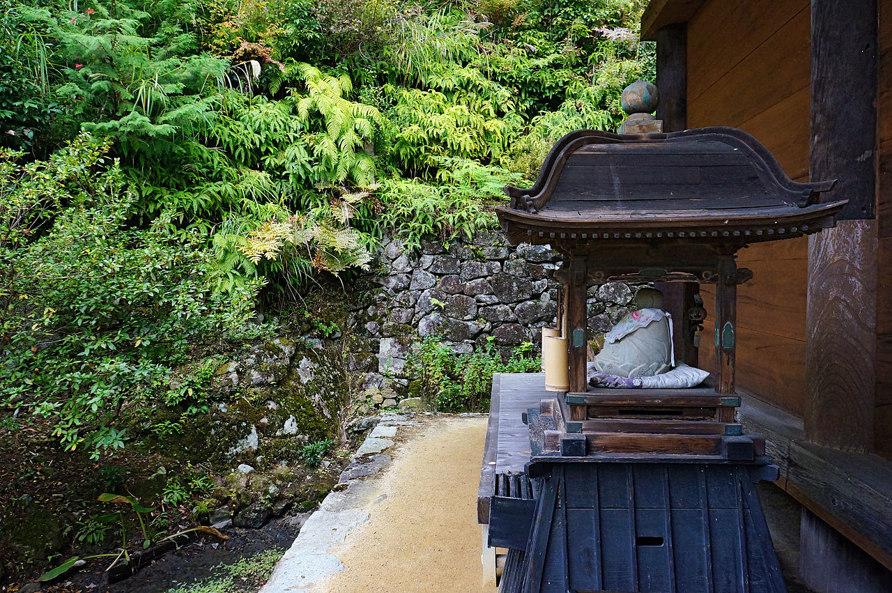 1280px-Kuwanomi-dera_Azuchi_Shiga_pref_Japan14n.jpg