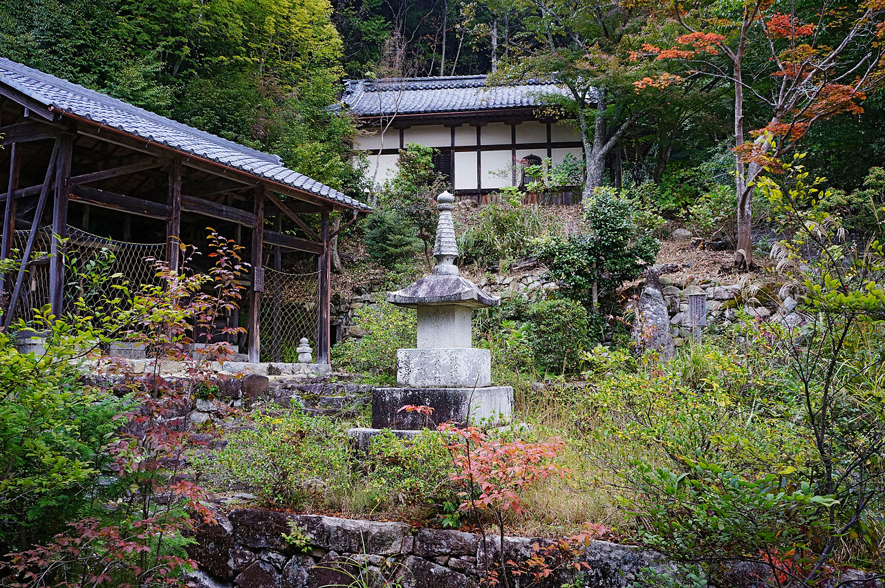 1280px-Kuwanomi-dera_Azuchi_Shiga_pref_Japan15n.jpg