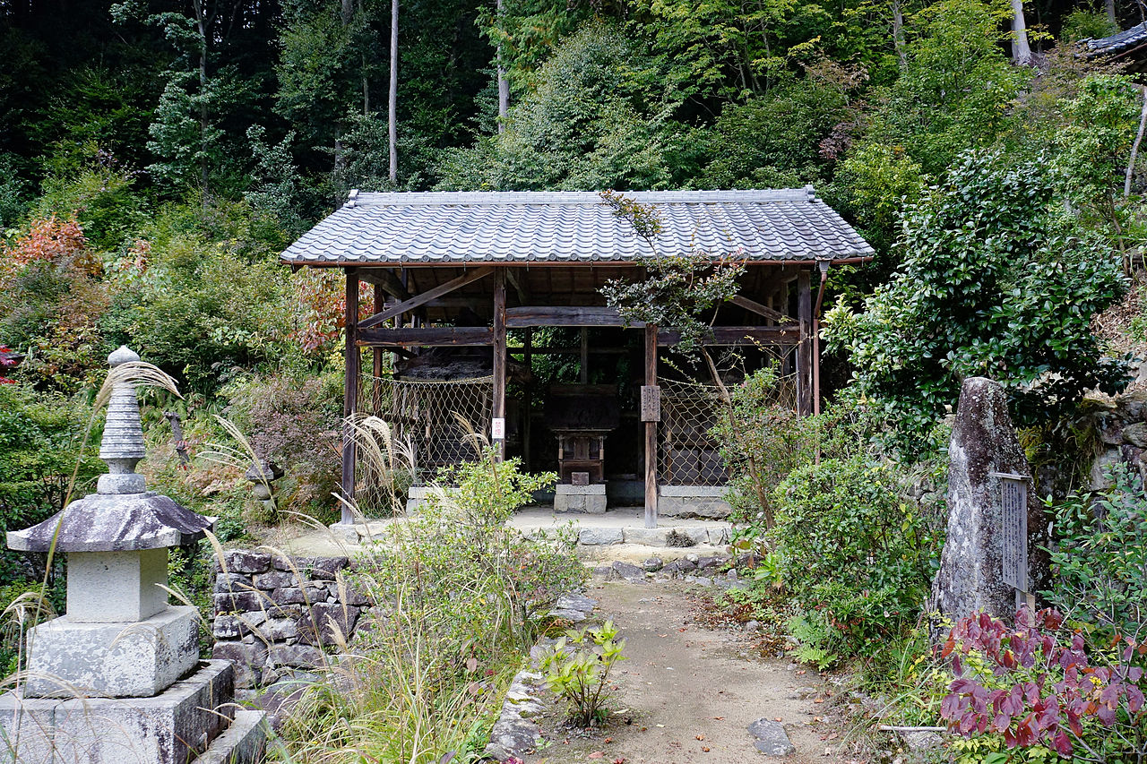 1280px-Kuwanomi-dera_Azuchi_Shiga_pref_Japan18n.jpg
