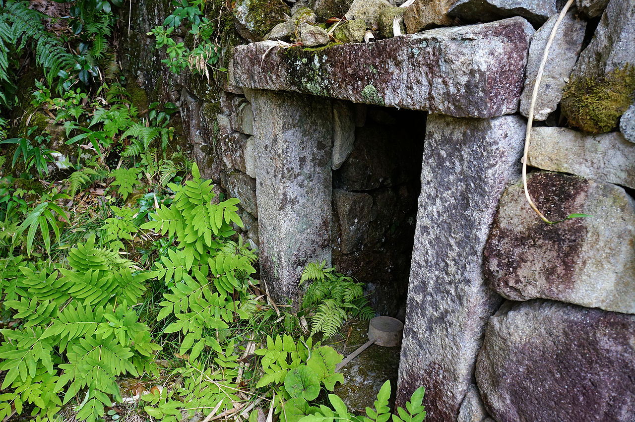 1280px-Kuwanomi-dera_Azuchi_Shiga_pref_Japan22n.jpg