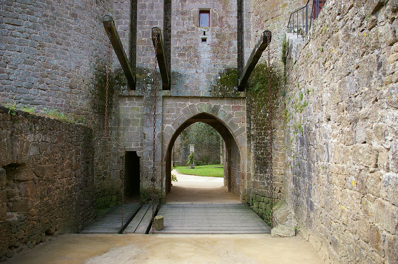 1280px-Lassay_Pont-levis (1).JPG