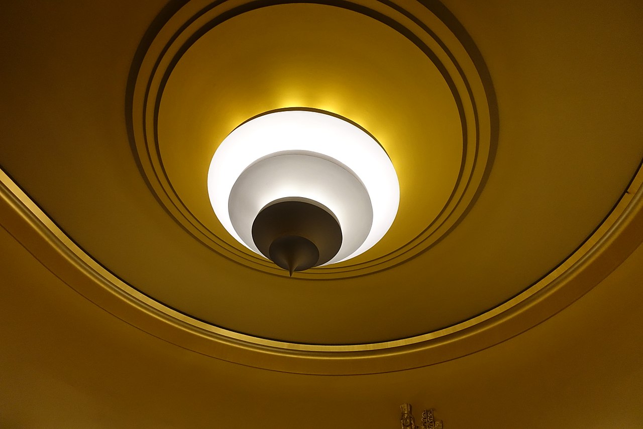 1280px-Lobby_of_Coliseu_do_Porto_(1).jpg
