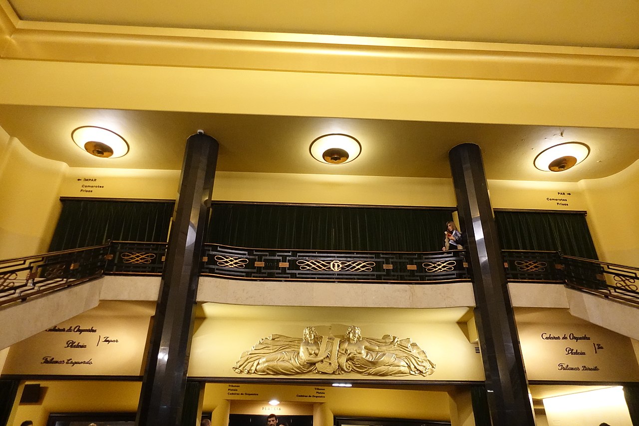 1280px-Lobby_of_Coliseu_do_Porto_(12).jpg