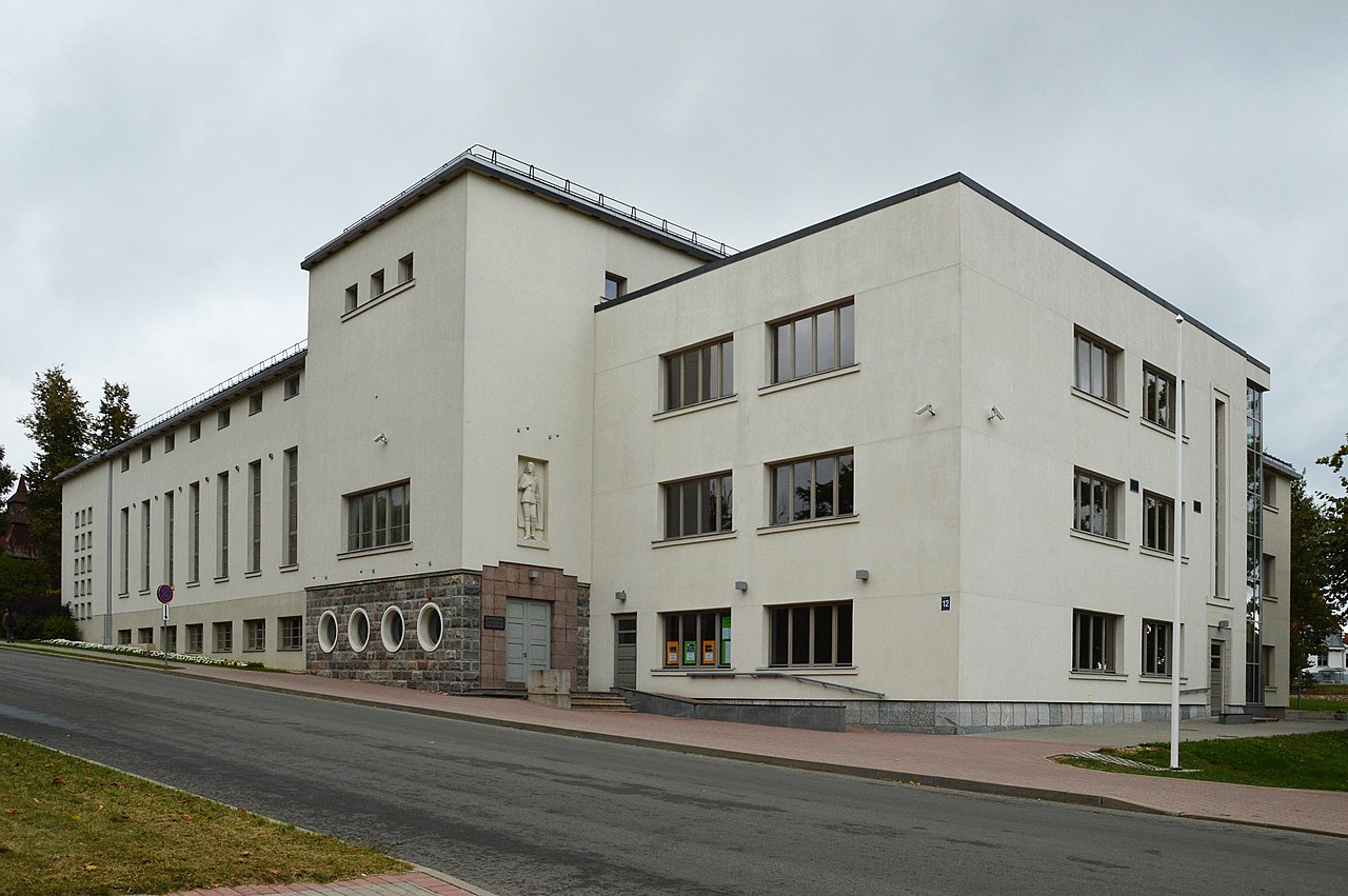 1280px-Madonas_pilsētas_kultūras_nams.jpg
