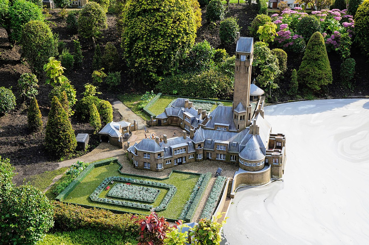 1280px-Madurodam-The-Hague-Netherlands-Rene-Cortin-48.jpg