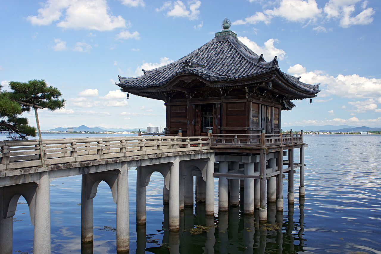 1280px-Mangetsuji_Otsu_Shiga02n4500.jpg