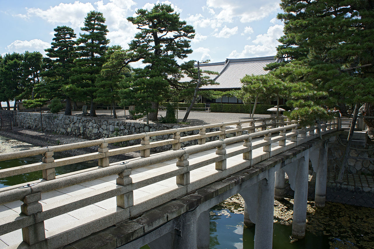 1280px-Mangetsuji_Otsu_Shiga04n4592.jpg