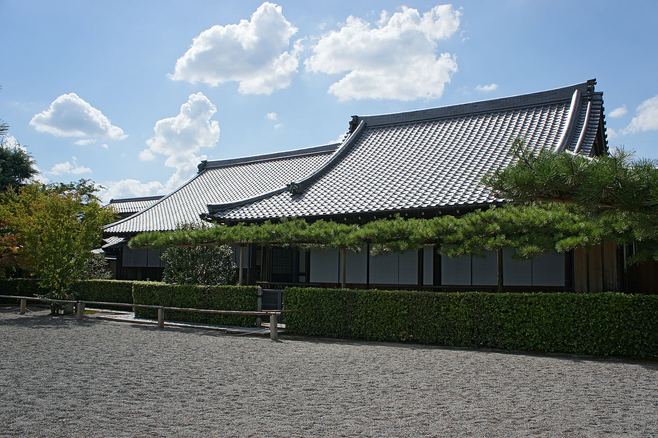 1280px-Mangetsuji_Otsu_Shiga05n4592.jpg