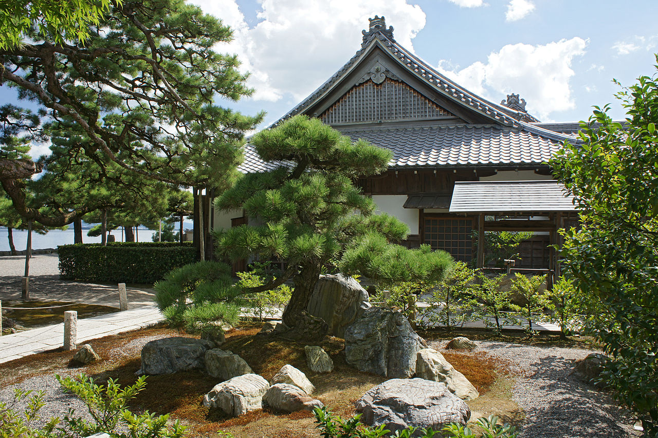 1280px-Mangetsuji_Otsu_Shiga10n4592.jpg