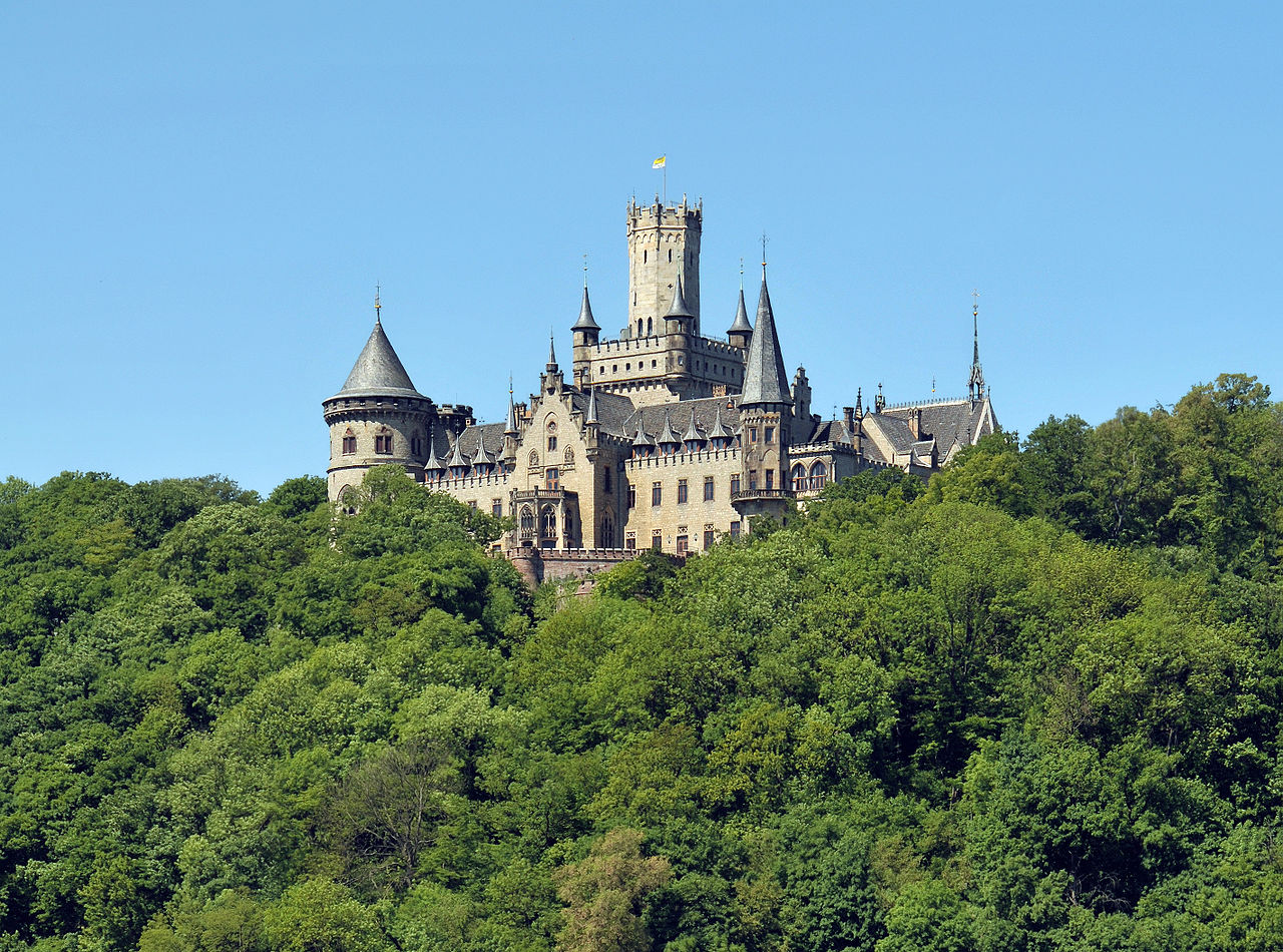 1280px-Marienburg_Castle_in_summer.jpg