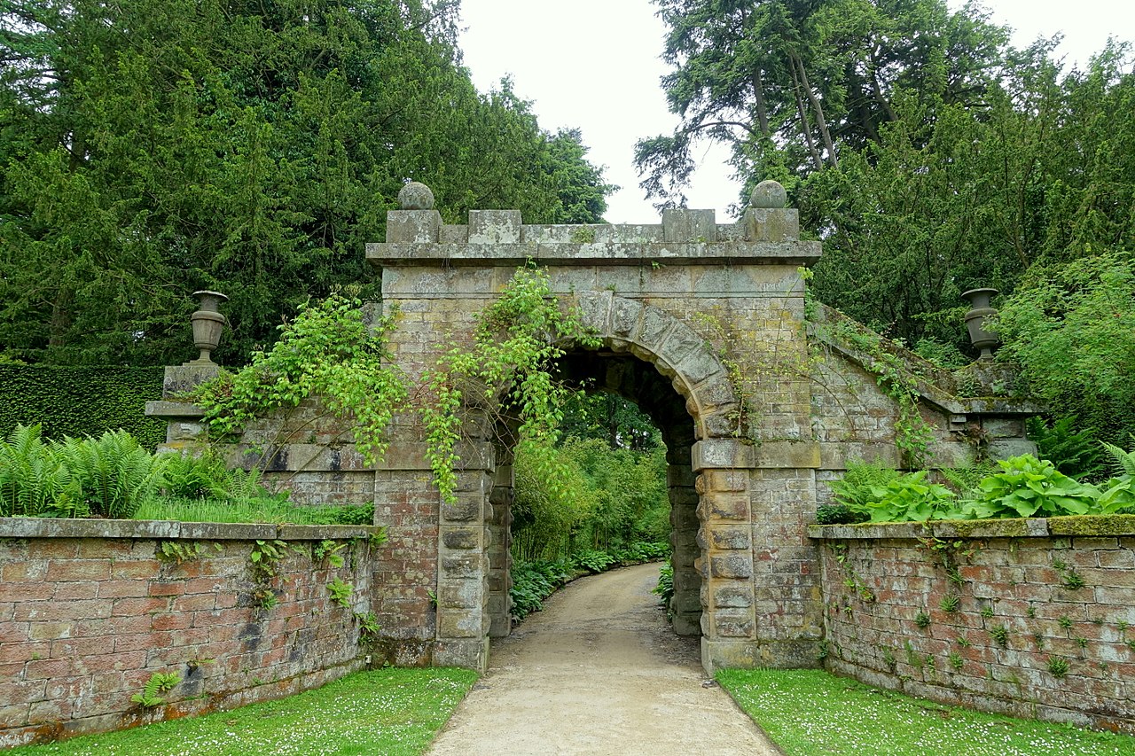 1280px-Maze_gate_-_Chatsworth_House_-_Derbyshire,_England_-_DSC03601.jpg
