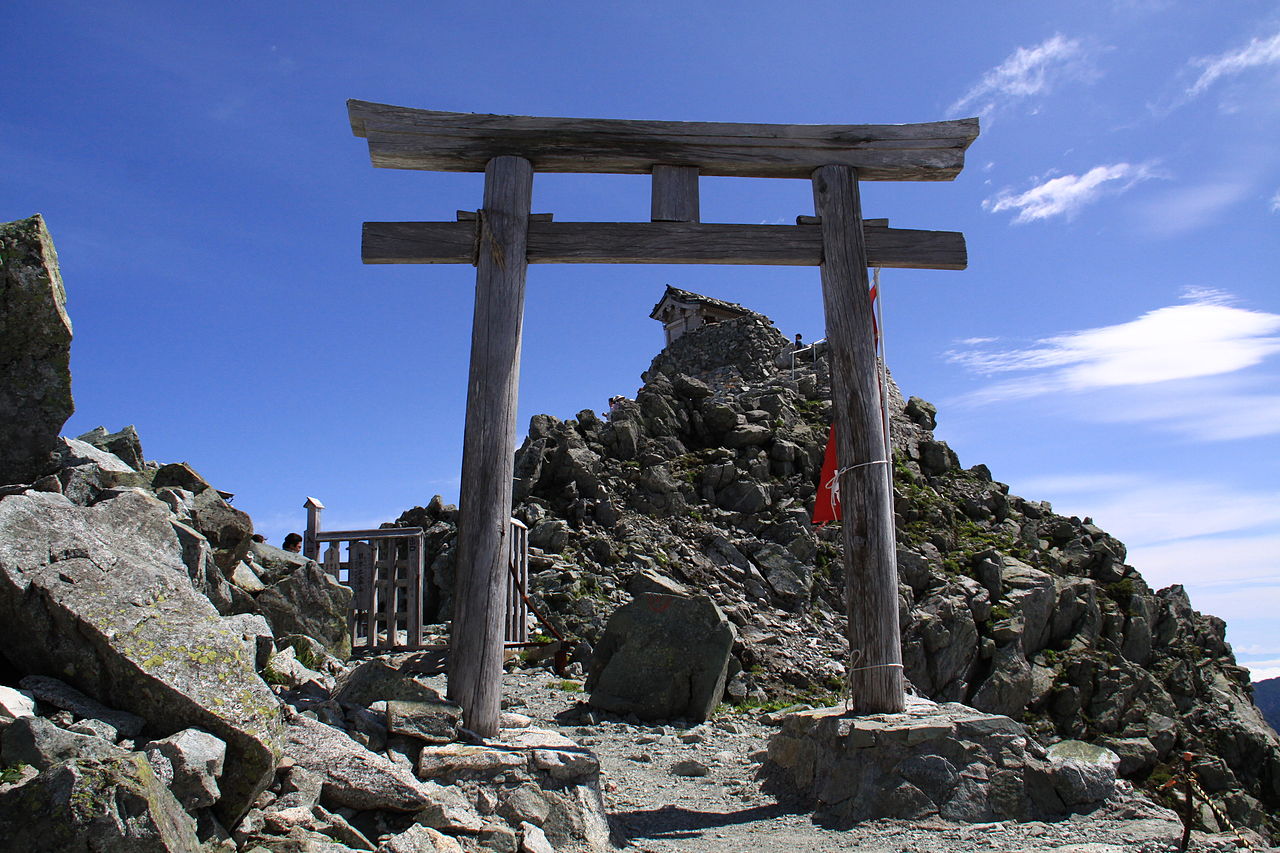 1280px-Mine-honsha_Gate.JPG