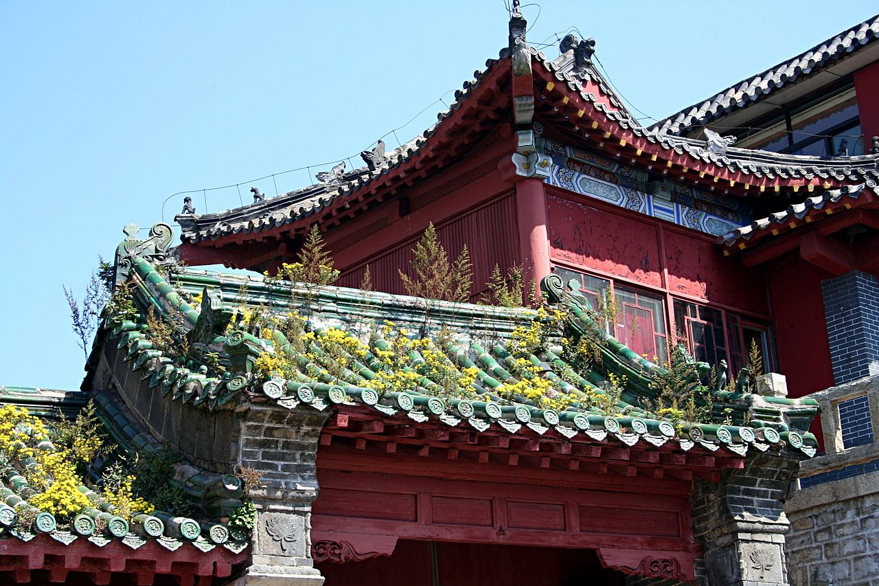 1280px-Mount_tai_roofs_2006_09_2.jpg
