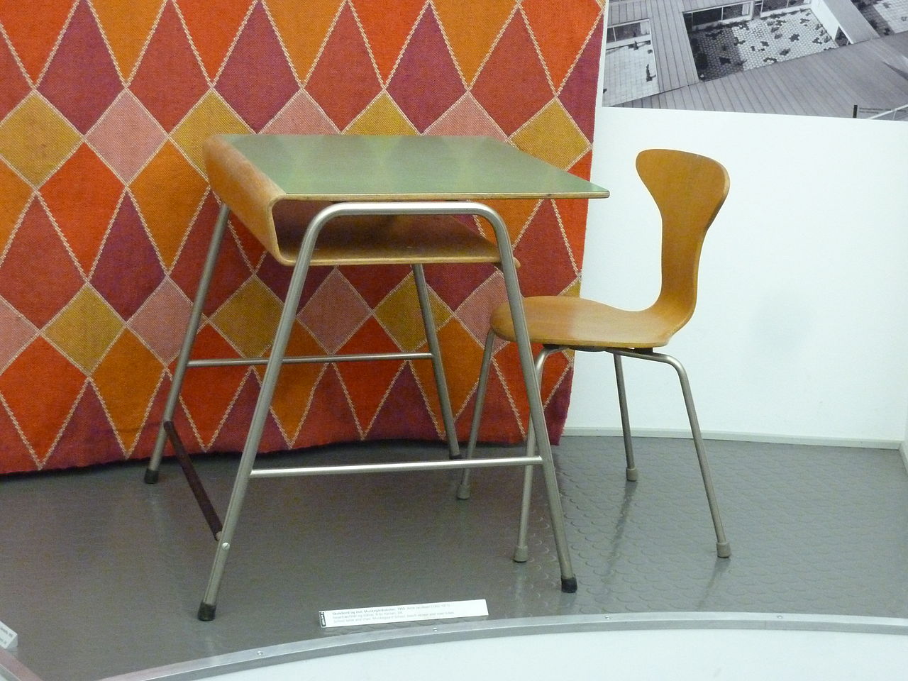1280px-Munkegaard_School_-_school_desk.jpg