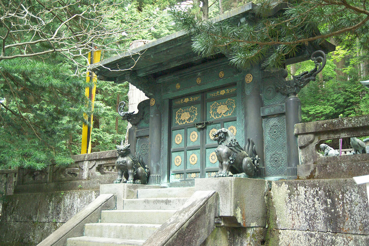 1280px-NikkoCastGate.jpg