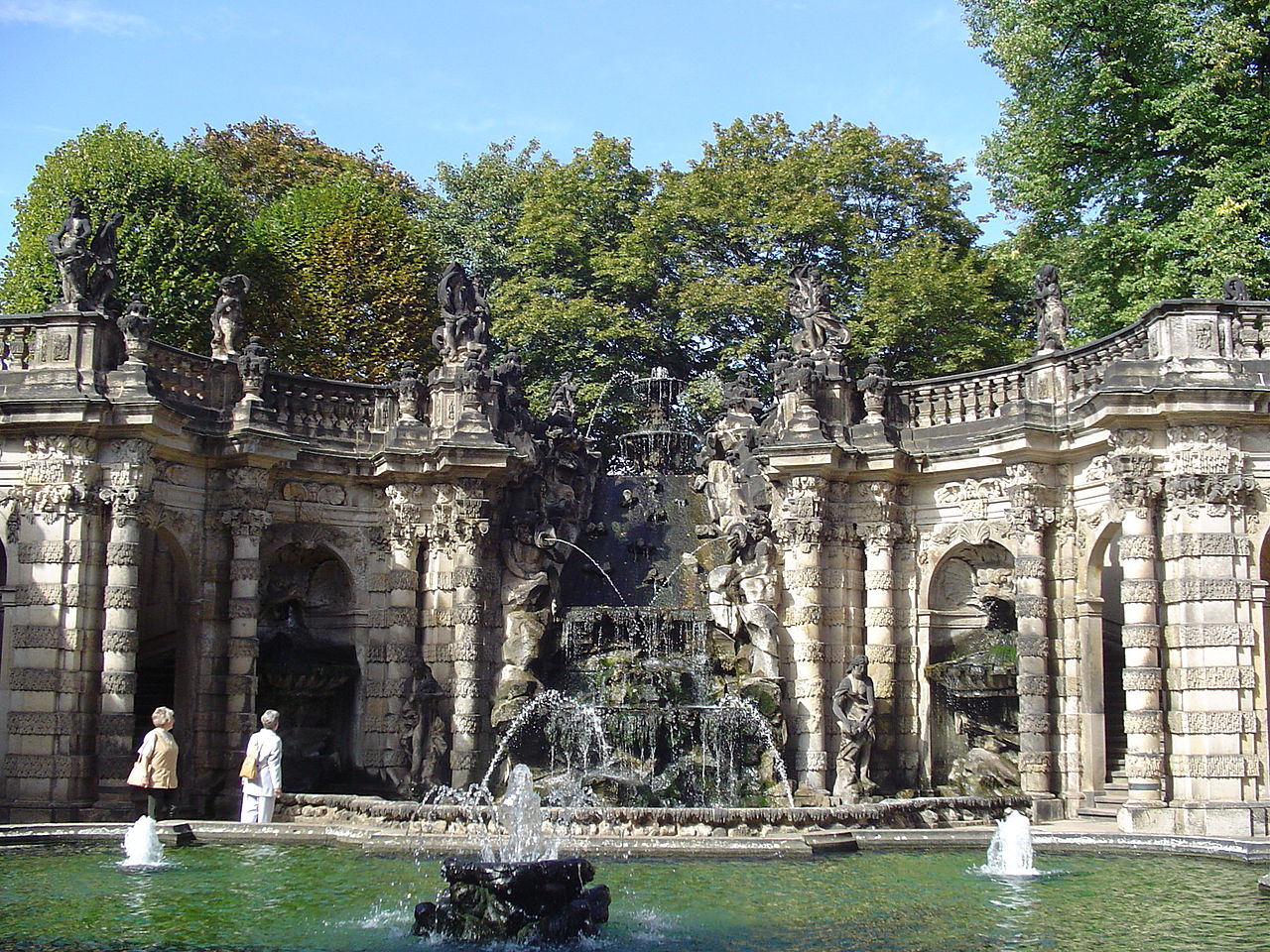 1280px-Nymphenbad_1.jpg