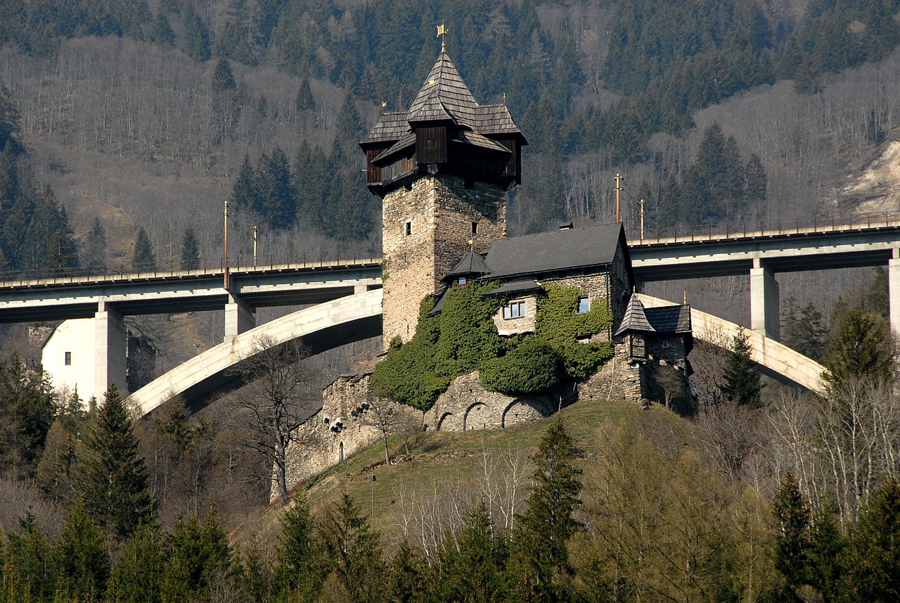 1280px-Obervellach_Leutschach_Schloss_Niederfalkenstein_08042007_04.jpg