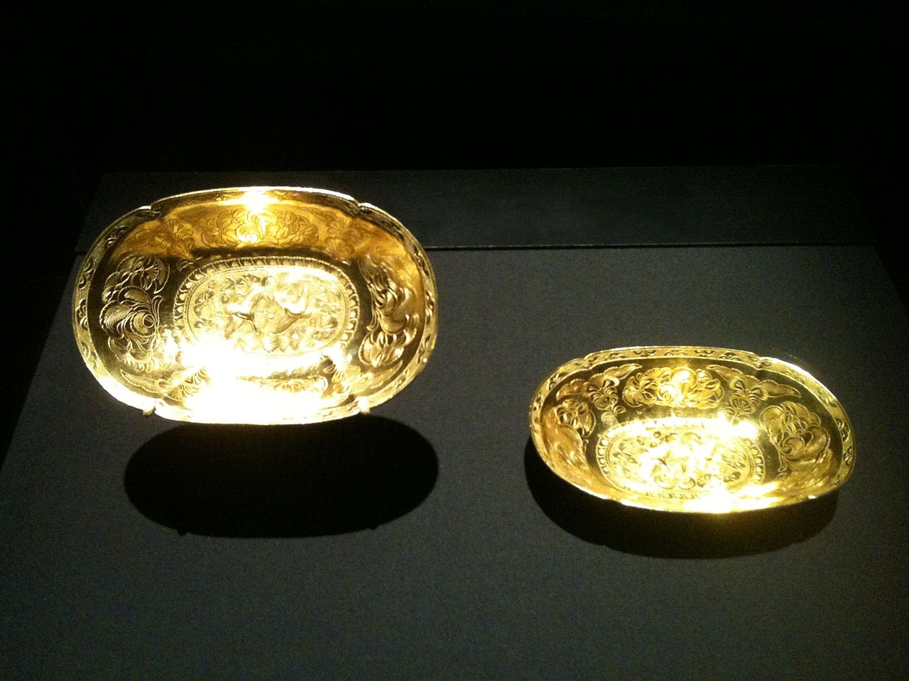 1280px-Oval_lobed_gold_bowls_from_the_Belitung_shipwreck,0110319.jpg