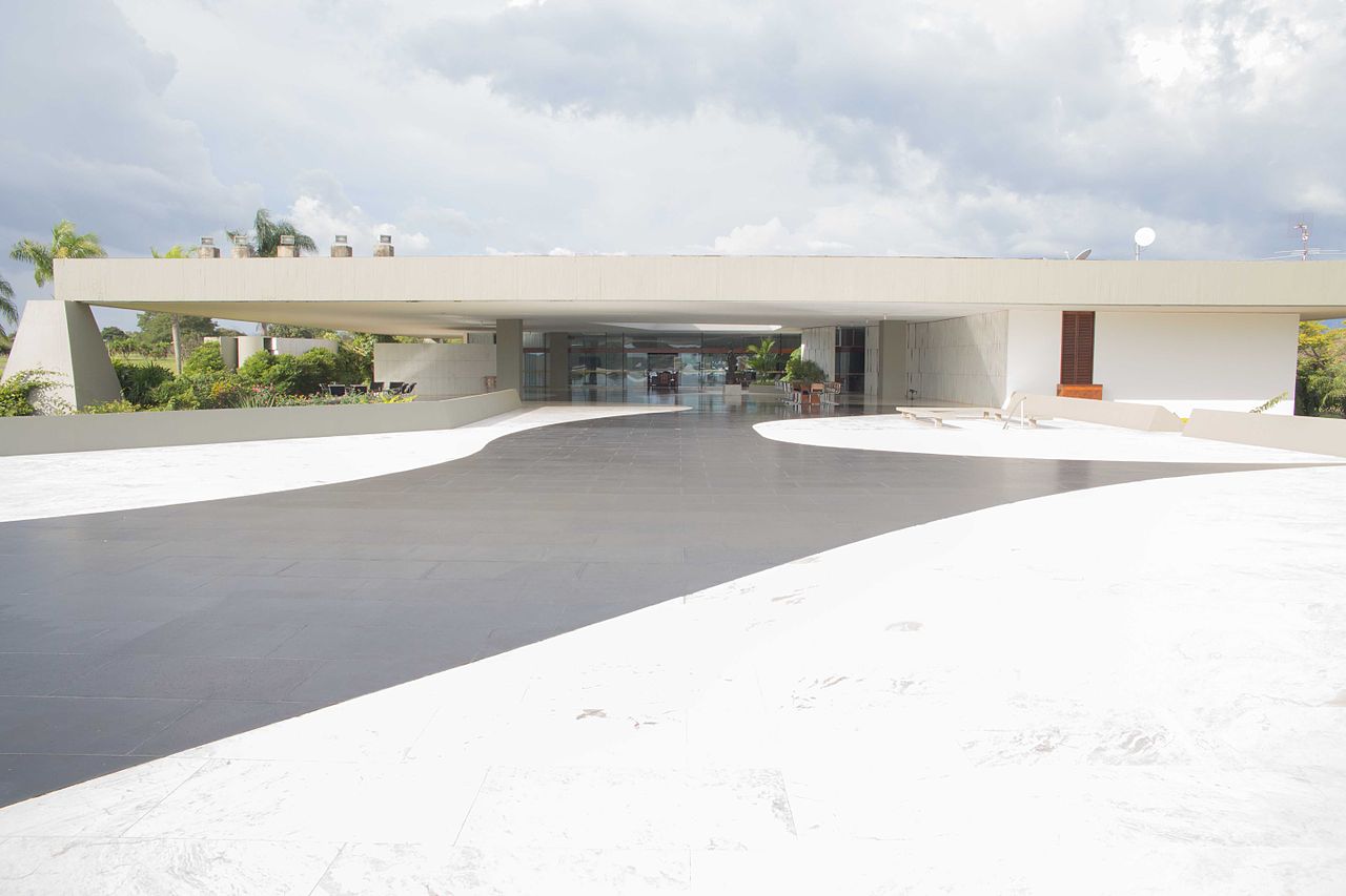 1280px-Palácio_do_Jaburu_-_Pátio_externo_e_piscina_(14263510264).jpg