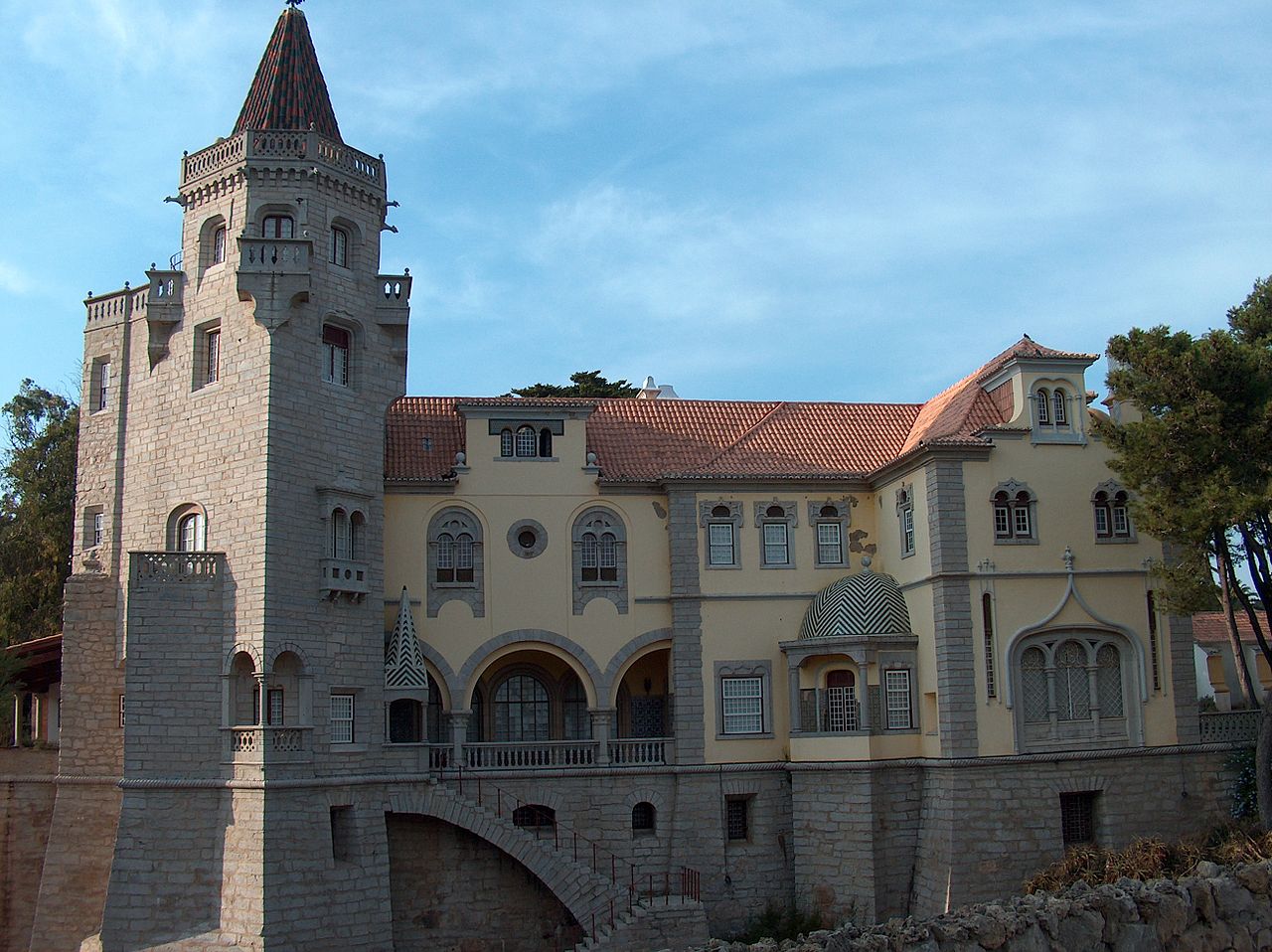 1280px-Palácio_dos_Condes_de_Castro_Guimarães_2172.jpg