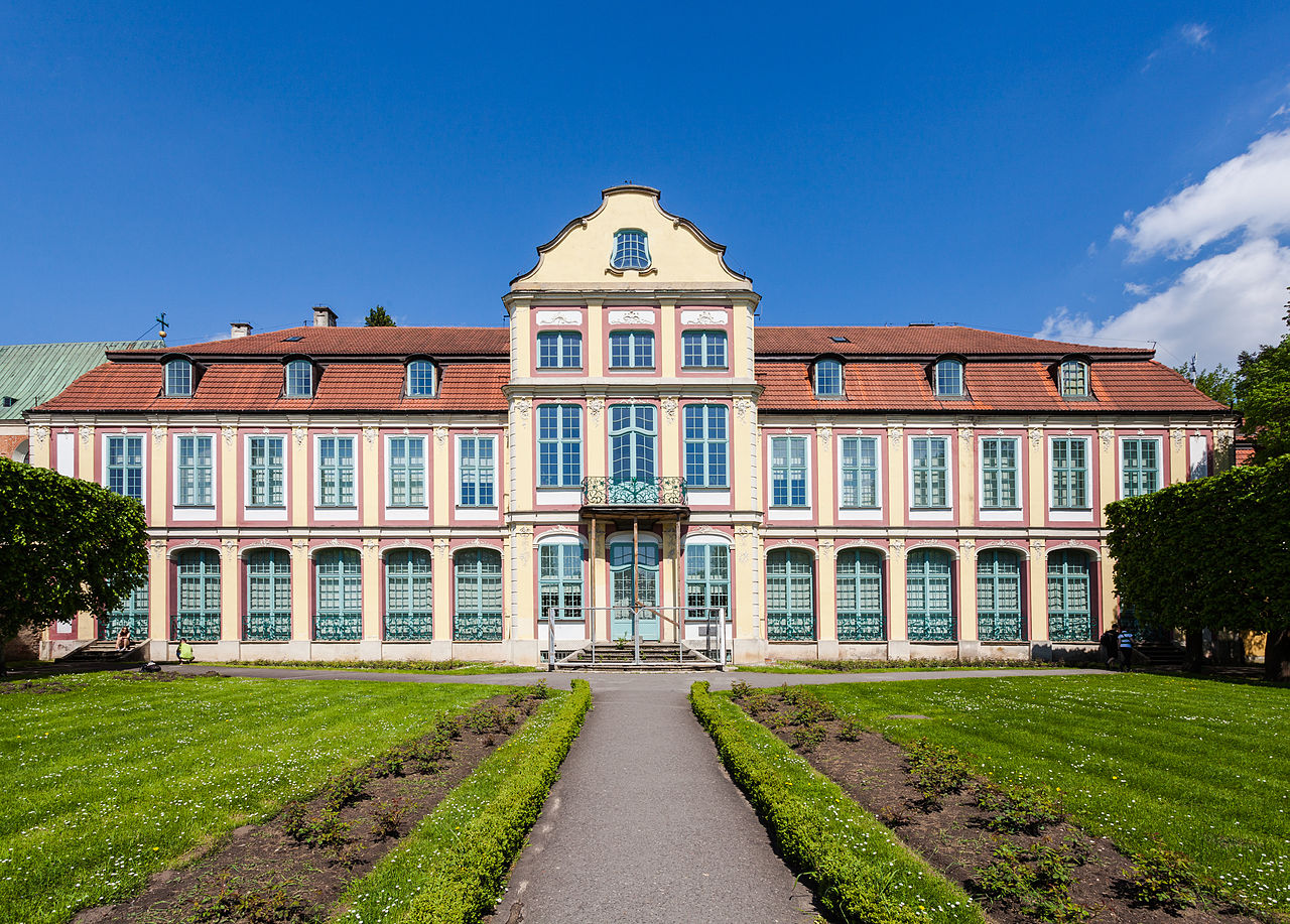 1280px-Palacio_de_Oliwa,_Gdansk,_Polonia,_2013-05-21,_DD_02.jpg