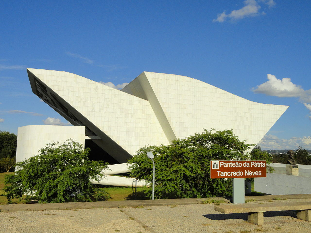1280px-Panteão_da_Pátria_e_da_Liberdade_Tancredo_Neves_-_DSC00279.JPG