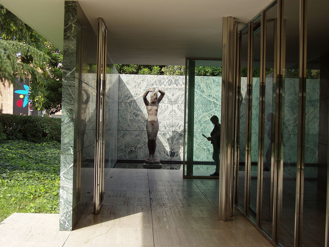 1280px-Pavelló_Mies_11.JPG