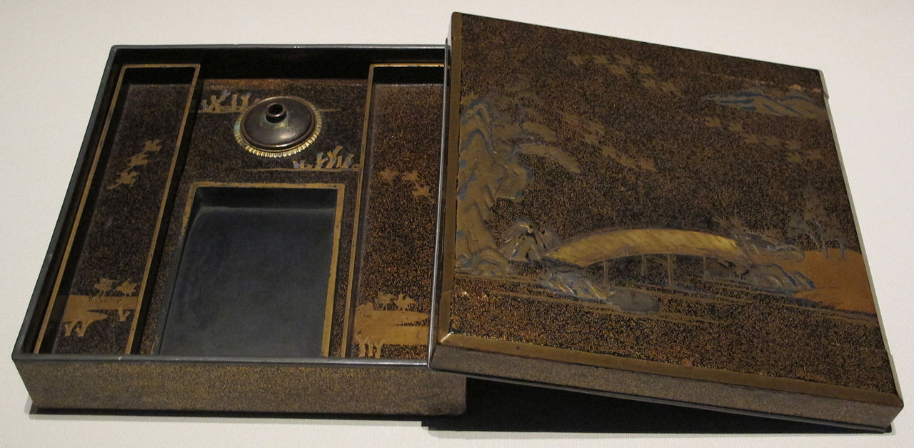 1280px-Periodo_muromachi,_scatola_per_scrittura,_XV_sec.JPG