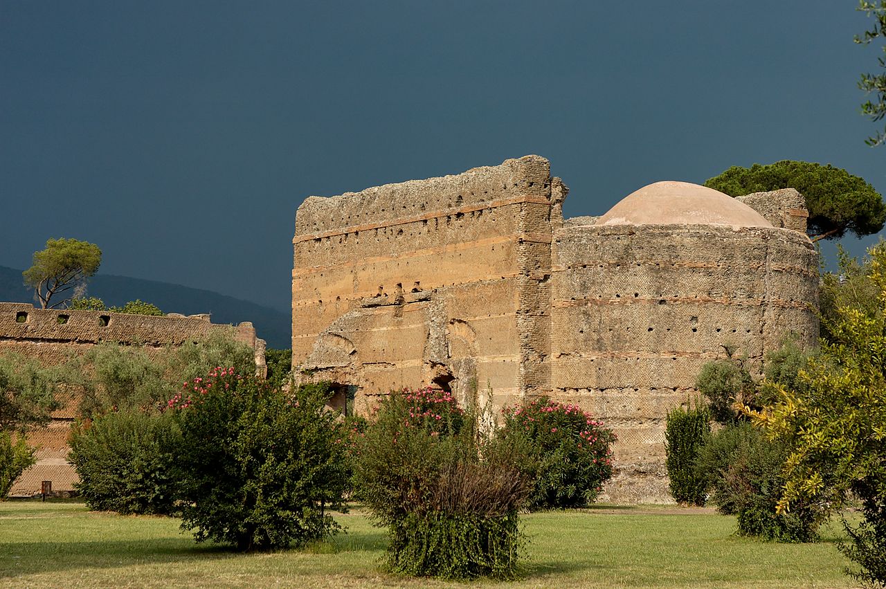 1280px-Philosophers_Hall_Villa_Adriana.jpg