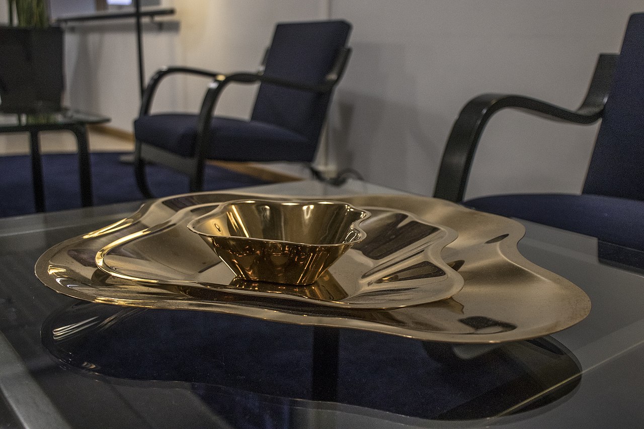 1280px-Plate_and_chair_in_Finlandia_Hall.jpg