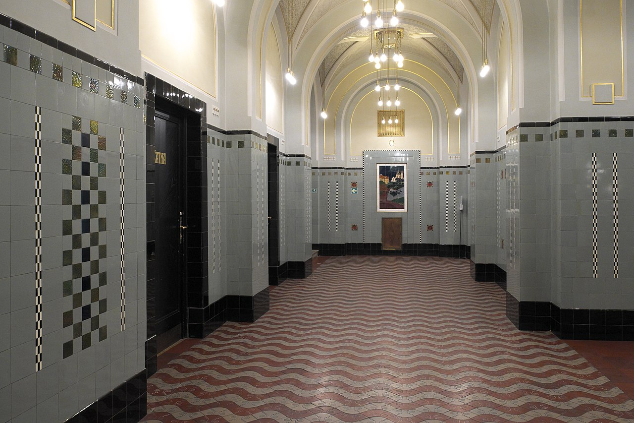 1280px-Prag_Obecní_dům_Untergeschoss_173.jpg