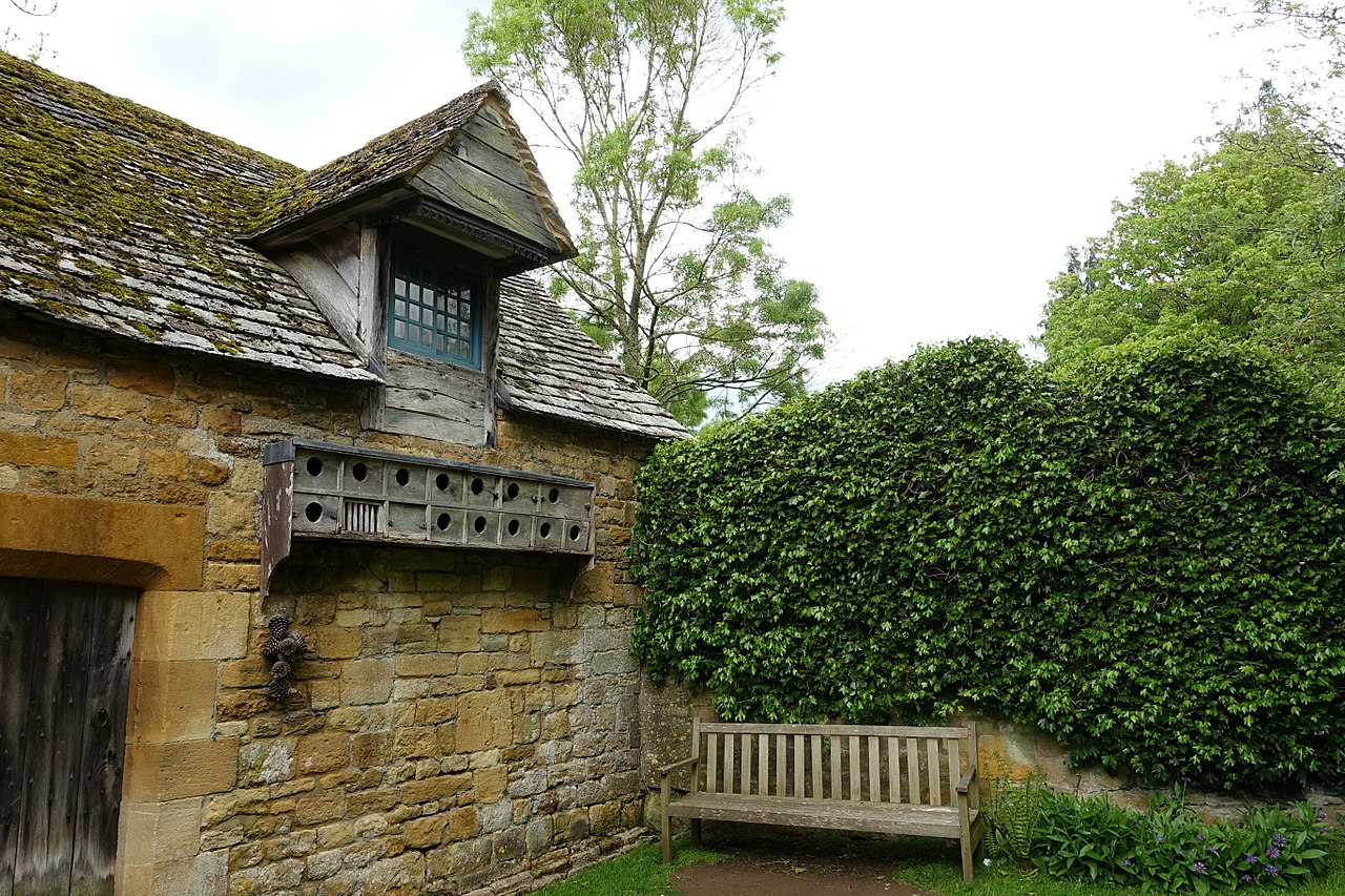 1280px-Priest's_House_-_Snowshill_Manor_-_Gloucestershire,_England_-_DSC09615.jpg