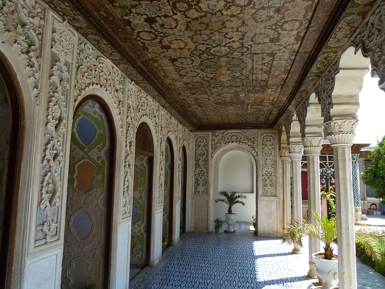 1280px-Qavam_house_-_stucca.jpg