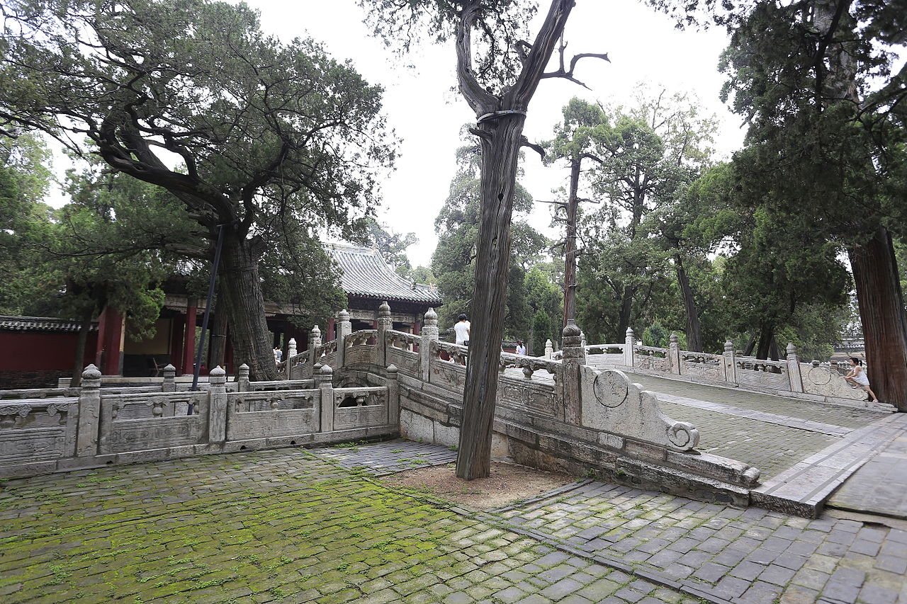 1280px-Qufu_Kong_Miao_2015.08.15_13-32-36.jpg