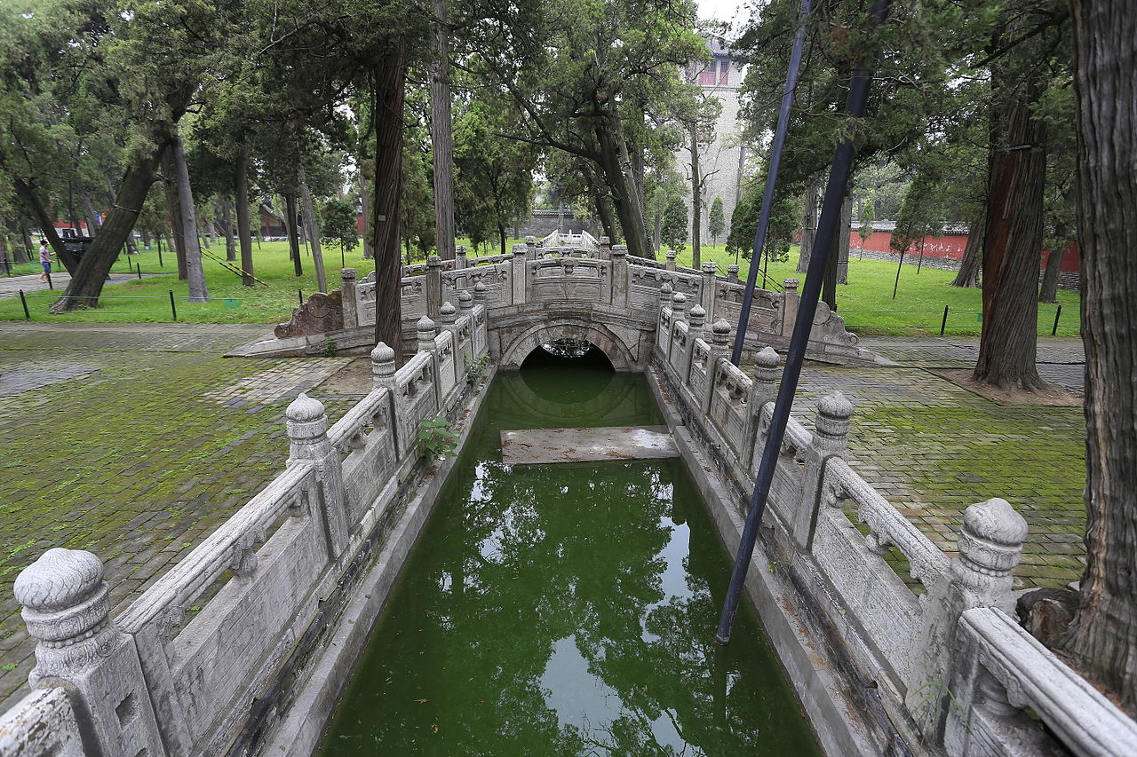 1280px-Qufu_Kong_Miao_2015.08.15_13-33-08.jpg