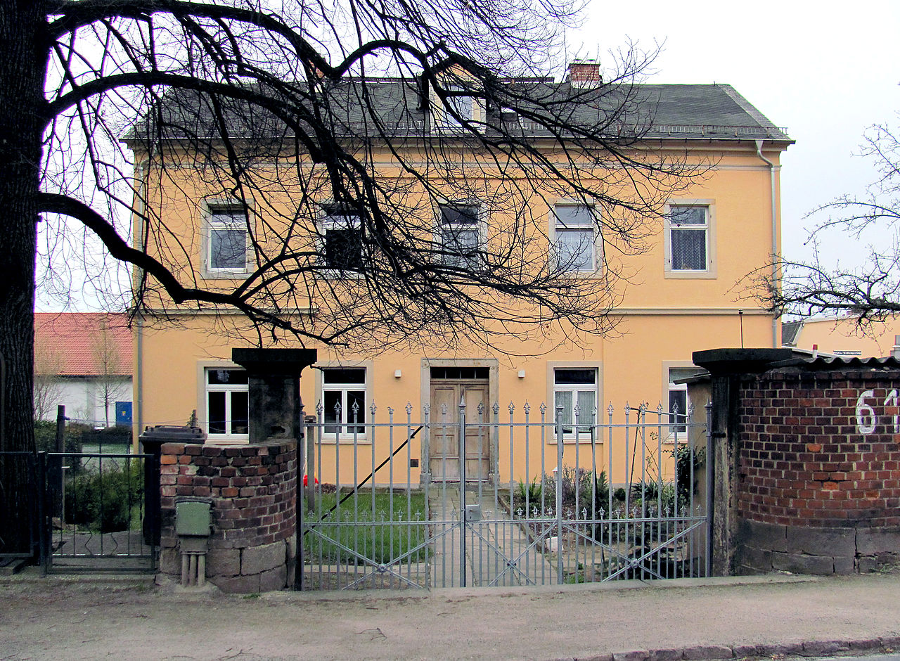 1280px-Radebeul_Heinrich-Zille-Straße_61_2013.jpg