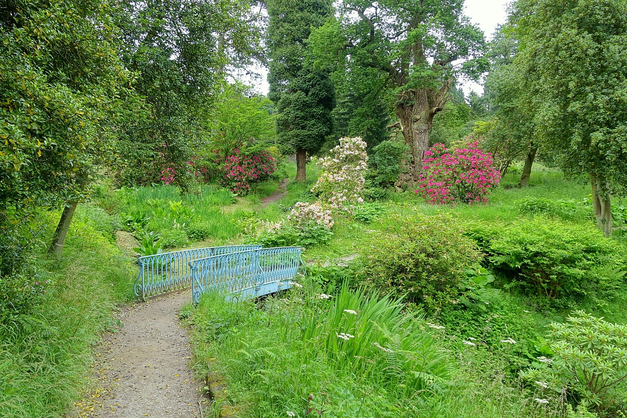 1280px-Ravine_path_-_Chatsworth_House_-_Derbyshire,_England_-_DSC03602.jpg