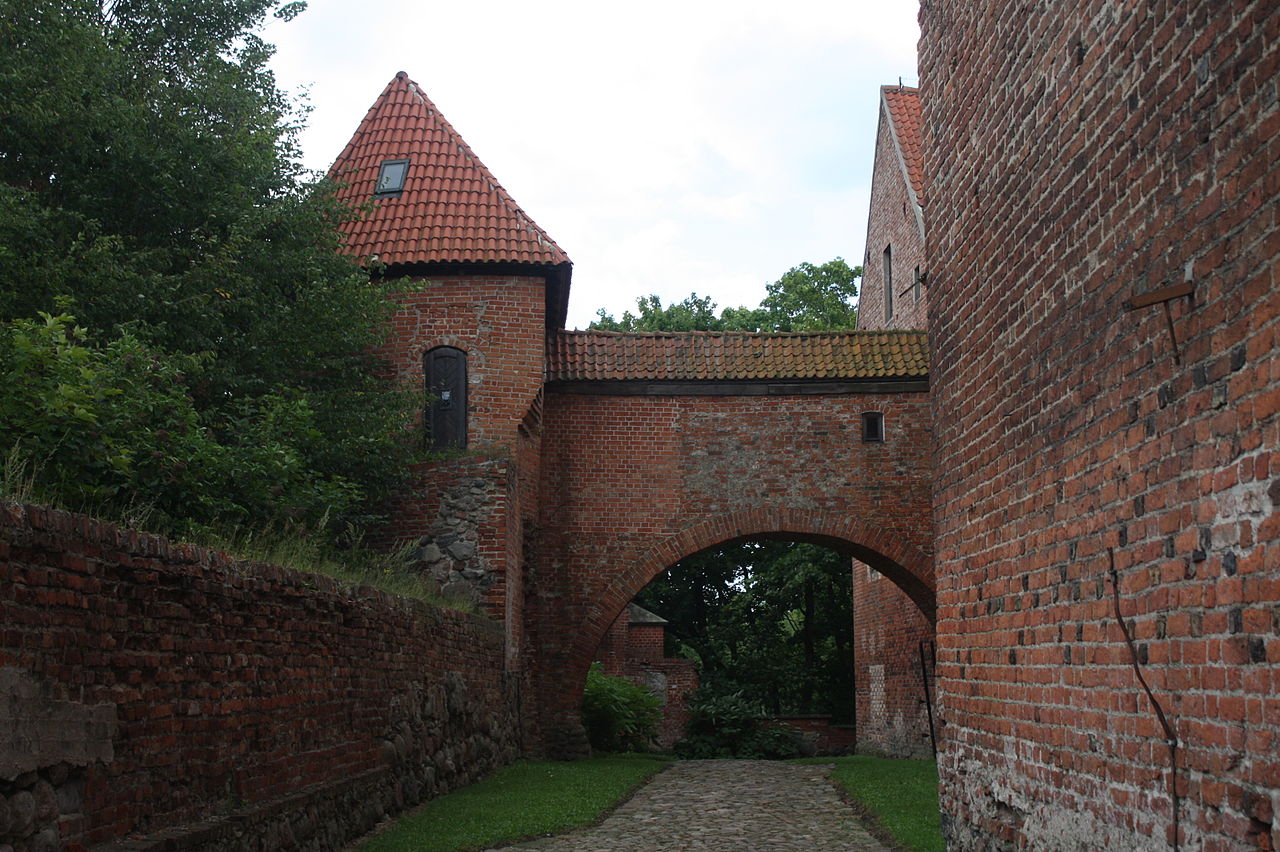1280px-Reszel_-_Zamek_008.jpg