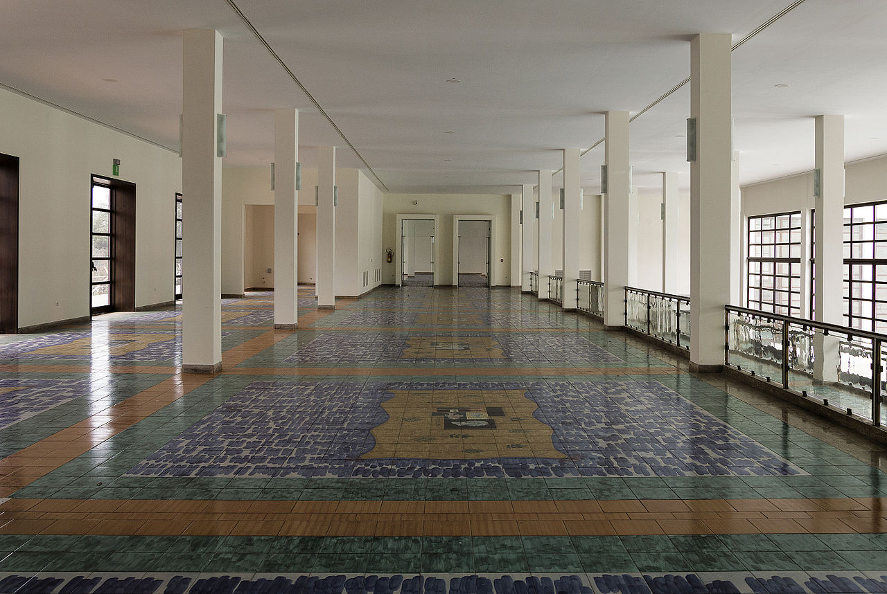 1280px-Ristorante_con_Piscina_interno,_Carlo_Cocchia.jpg