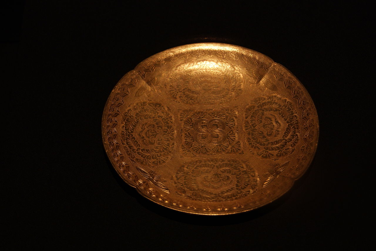 1280px-Round_lobed_gold_dish_from_the_Belitung_shipwreck.jpg