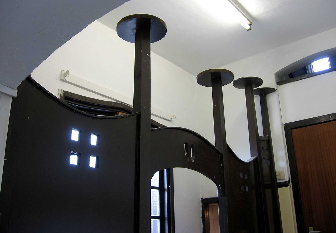 1280px-Ruchill_Church_Hall13.jpg