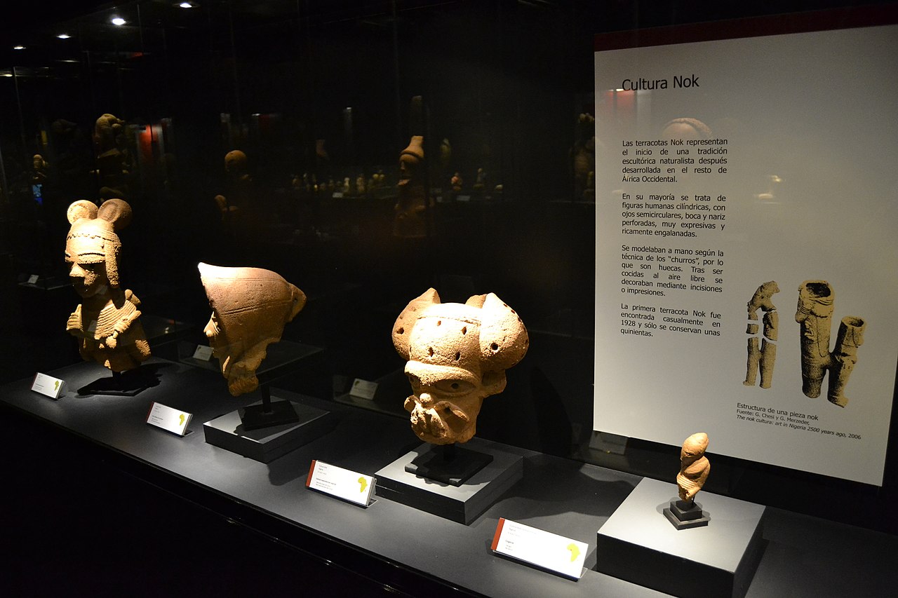 1280px-Sala_Renacimiento,_Museo_de_Arte_Africano_(35181708912).jpg