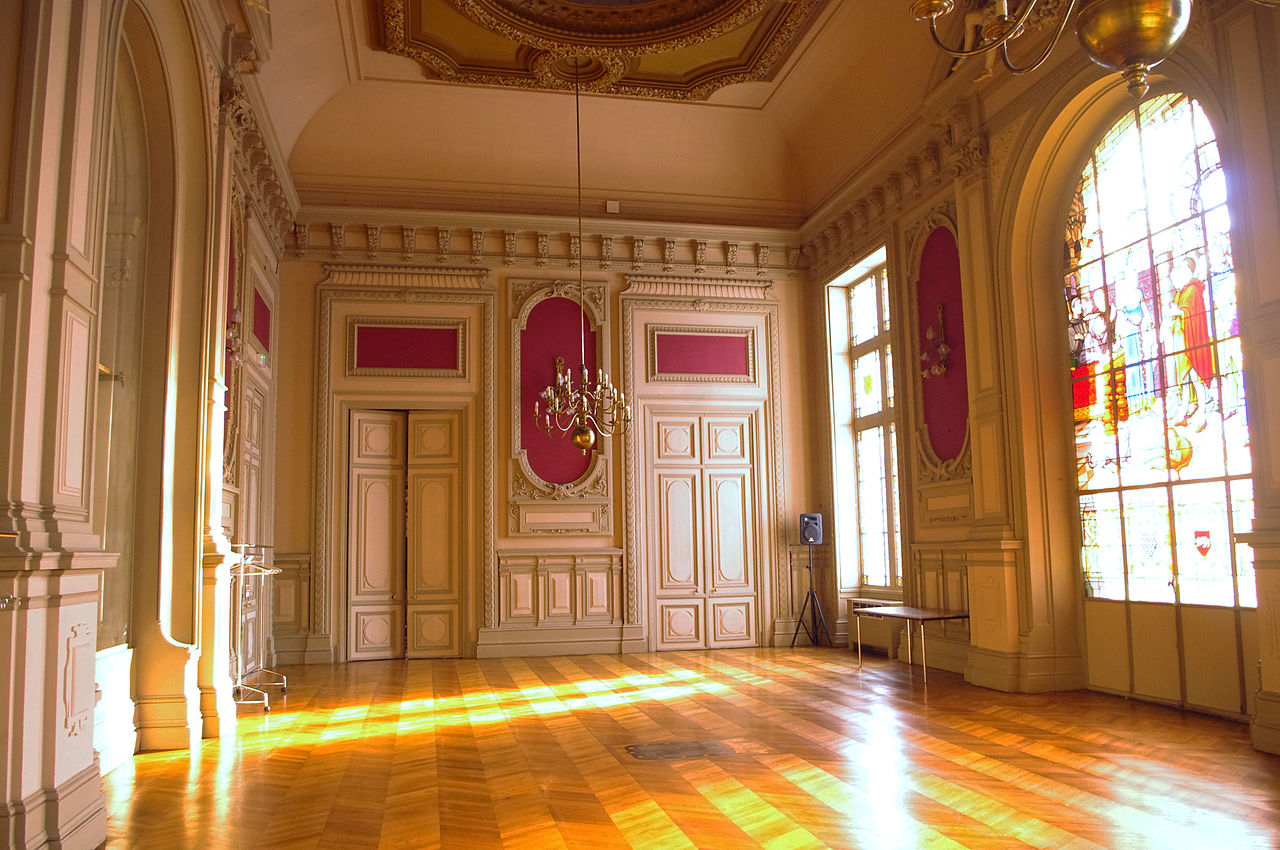 1280px-Salle-des-fêtes-hôtel-de-ville-de-Poitiers.jpg