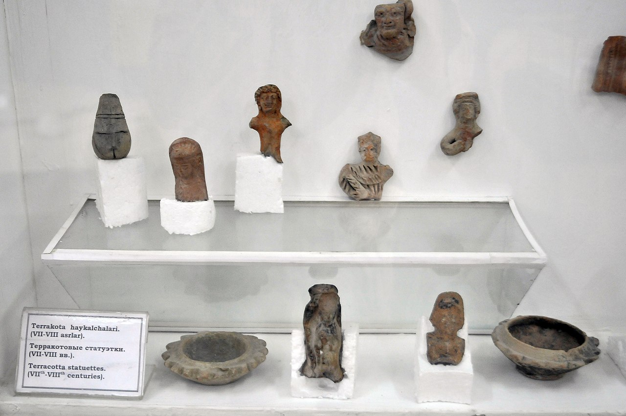 1280px-Samarcanda,_Afrosiab_(museo)_6.jpg