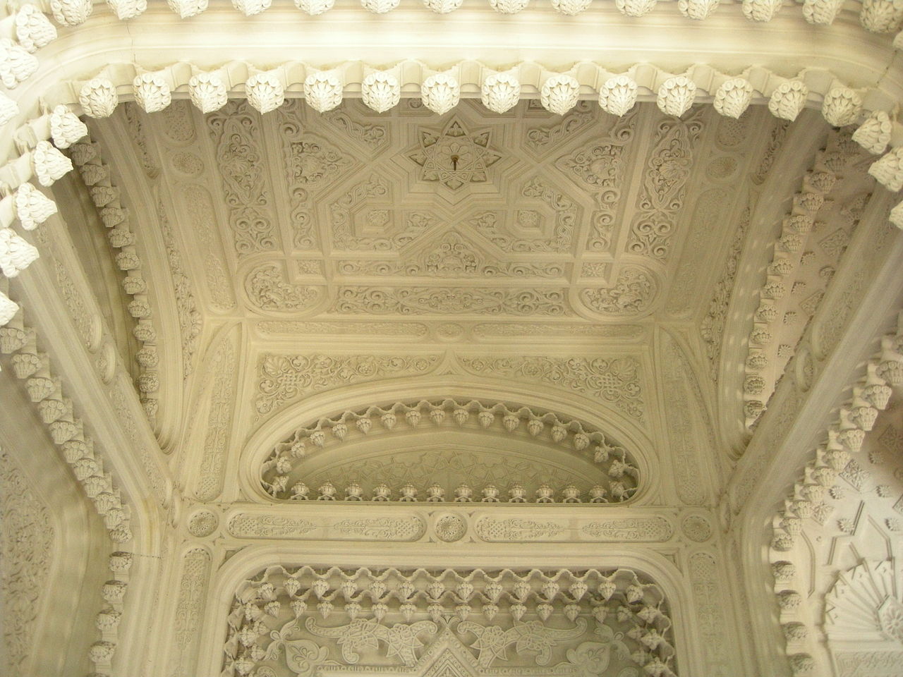 1280px-Sammezzano,_sala_del_nodum_solve_13.JPG
