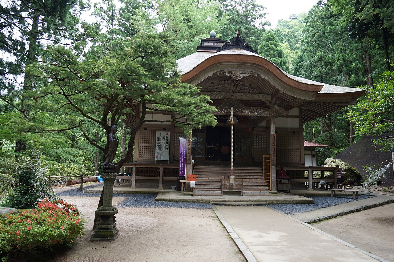 1280px-Sanbutsuji_05.JPG